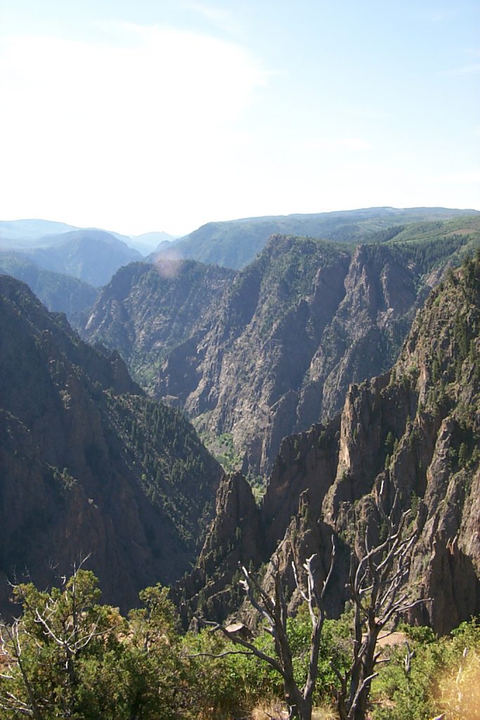 This photo shows the steep walls of the canyon and their typical black (basalt with pegamite dikes) colouration.