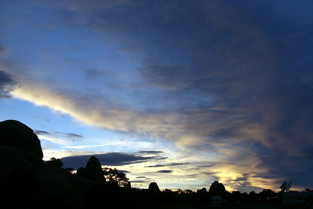 As the sun continued to set we were treated to a nice colour show in the sky. The photo below is looking north from the campground -- you can see several fins along the horizon and if you look closely in the bottom right you can see the outline of a solar energy collector for the local bog -- lots of sun for generating electricity in Arches.